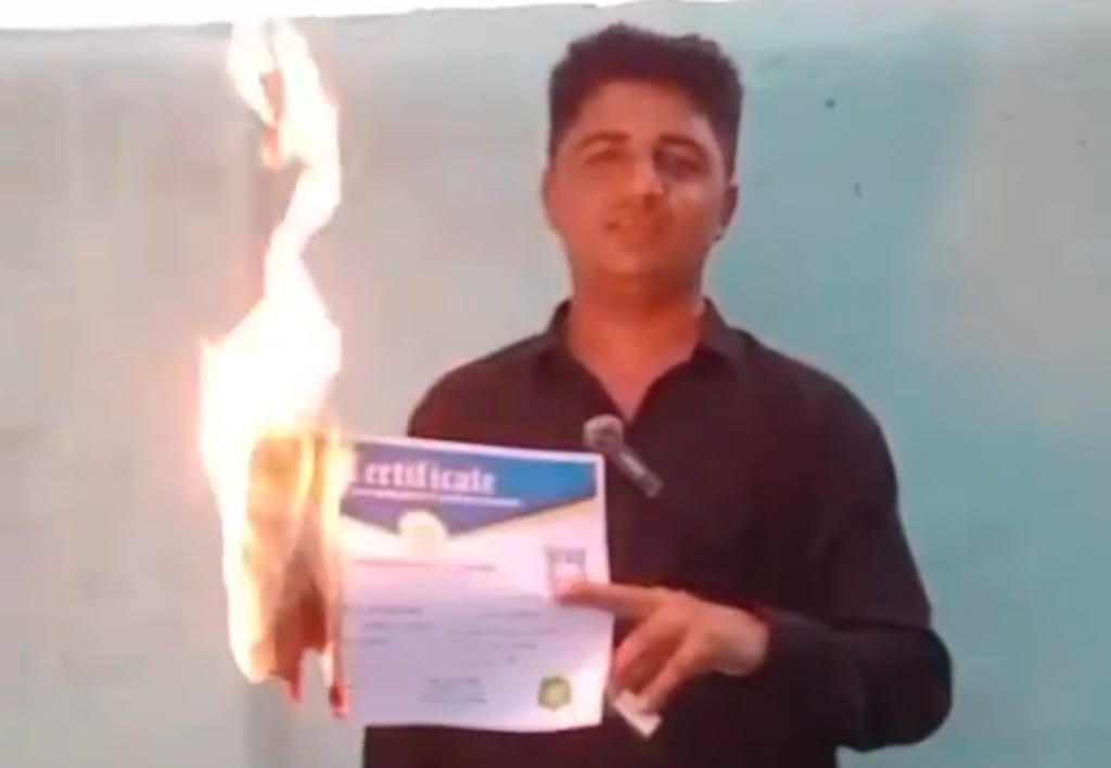 مٺياڻي واسي نوجوان نوڪري نه ملڻ تي مايوس تي ڊگريون ساڙي ڇڏيون