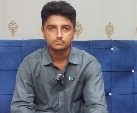 مٺياڻي واسي بيروزگاري سبب ڊگريون ساڙيندڙ نوجوان پريس ڪلب پهچي ويو