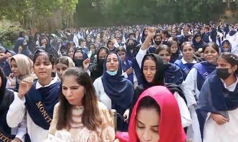 خیرپور: اسکولوں اور کالجوں میں طویل غیراعلانیہ لوڈشیڈنگ کیخلاف ہزاروں طلبہ کا احتجاج