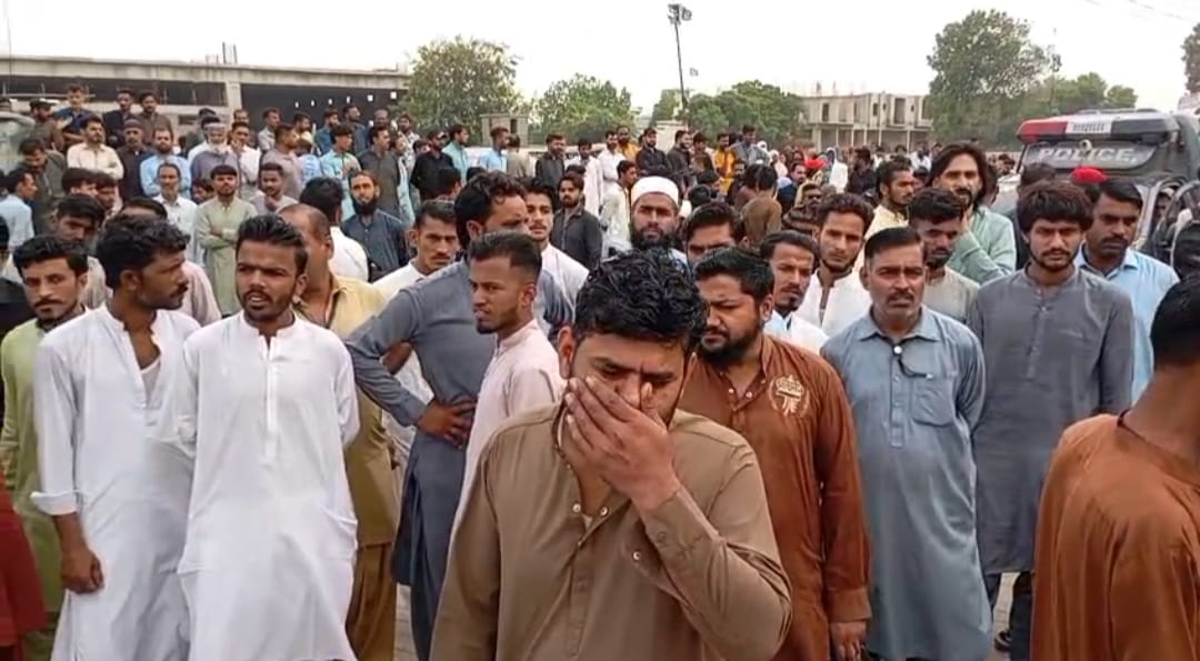 ملير: قاسم ٽيڪسٽائل جي مزدورن جو جبري برطرفين ۽ پگهارون نه وڌائڻ خلاف احتجاج