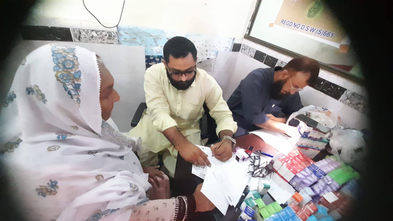 ملير: رزاق آباد ۾ اکين جي مفت ڪيمپ لڳائي وئي