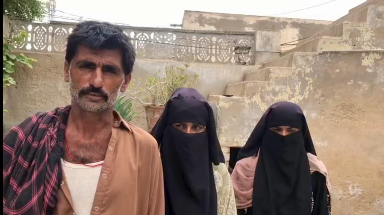 نوشهروفيروز ۾ گل ٽائون مان ٽي ڏينهن اڳ مبينا اغوا ٿيل صنم چانڊيو جي بازيابي لاءِ احتجاج