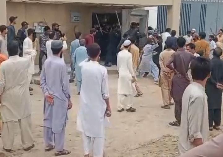 ملير: لڪي ٽيڪسٽائل مل ۾ مزدورن جي برطرفي خلاف احتجاج، ڇڪتاڻ ۾ 6 ڄڻا زخمي، ڪيس داخل