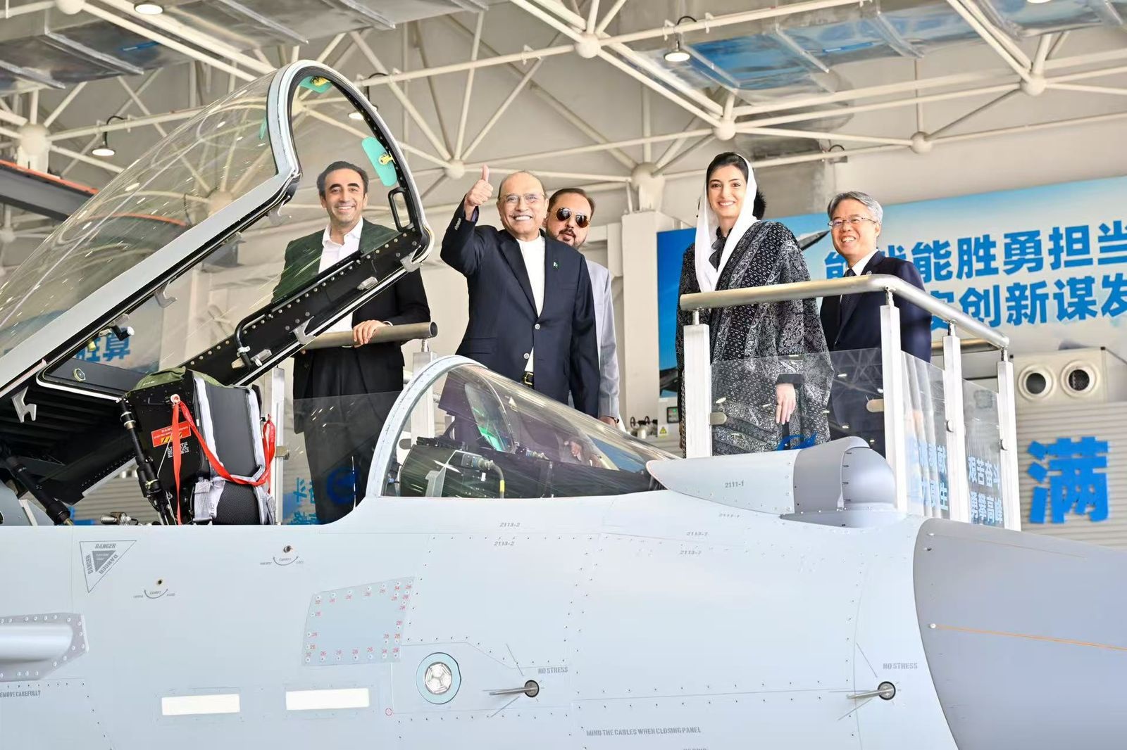 صدر آصف علی زرداری کا چین کے ایوی ایشن انڈسٹری کارپوریشن (AVIC) کے ایئرکرافٹ کمپلیکس کا تاریخی دورہ