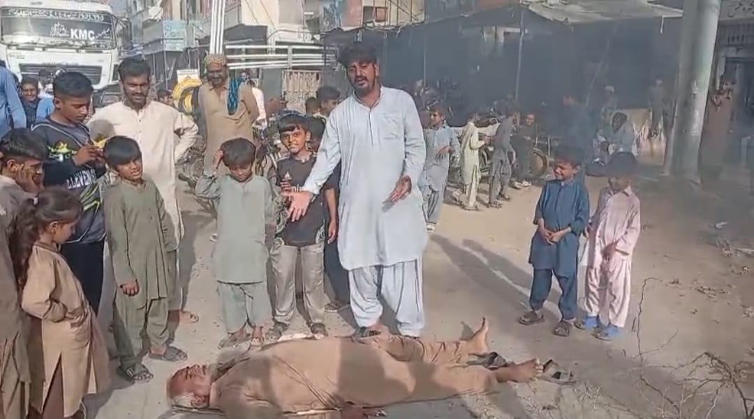 ملير: ميمڻ ڳوٺ ۾ بجلي جي بندش ۽ پاڻي کوٽ خلاف ڌرڻو، هڪ شهري بيهوش