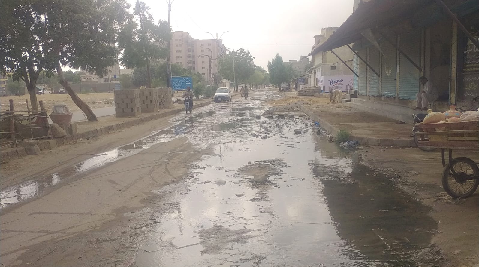 نارتھ کراچی سیکٹر 5E میں بہتے گٹروں کی وجہ سے مرکزی لنک روڈ تباہ، شہری پريشانی کا شکار