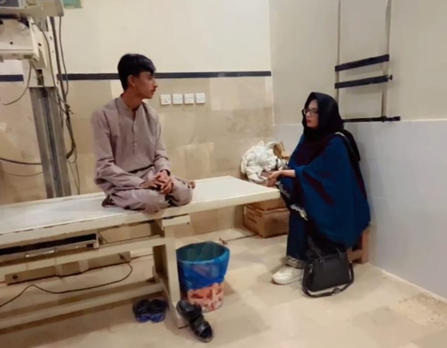 استاد سان گڏ ماءُ وارو احساس به، سنڌ جي ناليواري راڳي عاشق نظاماڻي جي نياڻي ٻارڙن کي تعليم سان گڏ سندن علاج به ڪرائڻ لڳي..!!