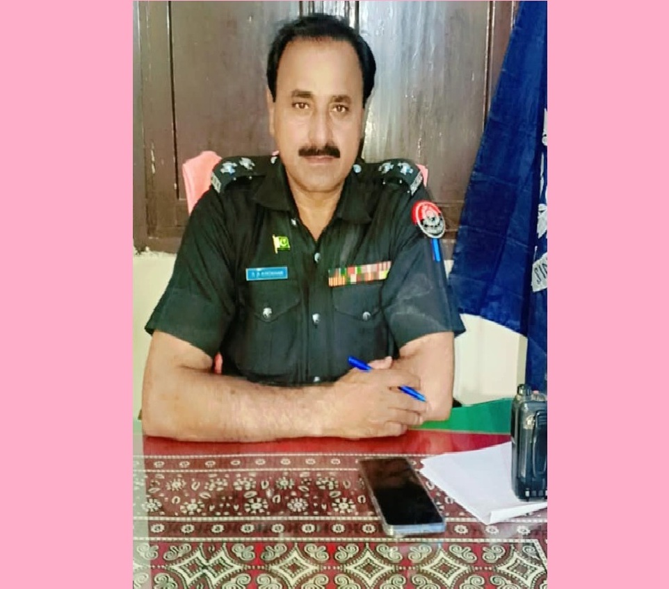 مورو ۾ ايس ايڇ او علي اڪبر کوکرپاران شهر جي مختلف علائقن جو دورو