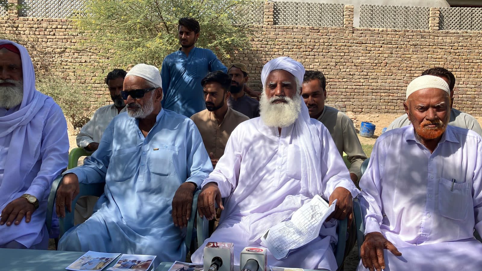 عمرڪوٽ ۾ ڳوٺ وهرو واسي ڪنڀار برادري جو زمين تي مبينه قبضي خلاف احتجاج