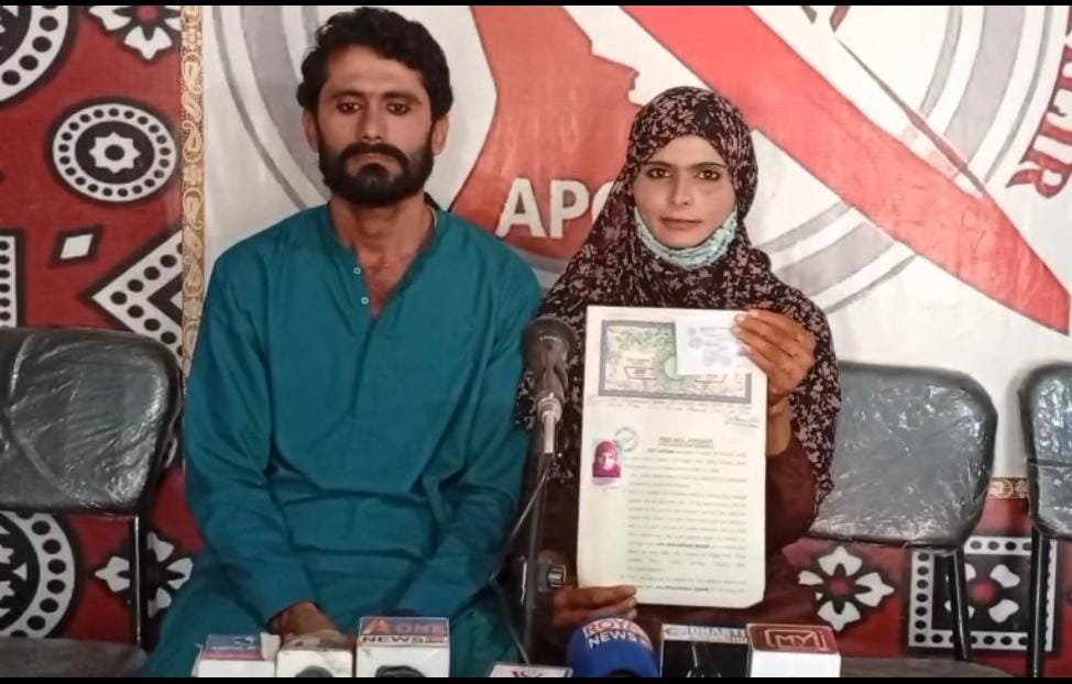 سيوهڻ واسي پسند جو پرڻو ڪندڙ جوڙي جو ملير ۾ احتجاج