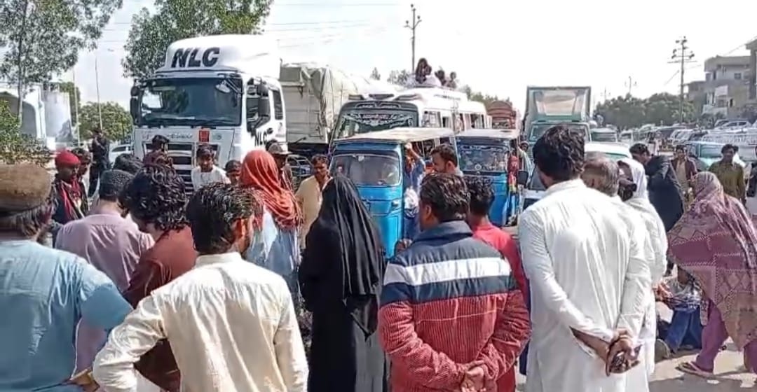 گھگھر ۾ پاڻي جي کوٽ خلاف عورتن جو قومي شاهراھ تي ڌرڻو