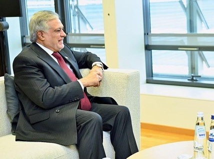 نائب وزیر اعظم محمد اسحاق ڈار کی بحرین کے وزیر خزانہ شیخ سلمان بن خلیفہ الخلیفہ سے ملاقات