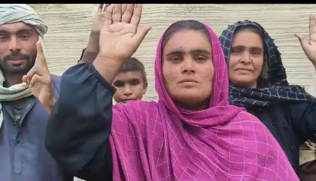 مورو ۾ ڀٽائي ڪالوني واسي عورت جو وارثن سميت مڙس خلاف احتجاج