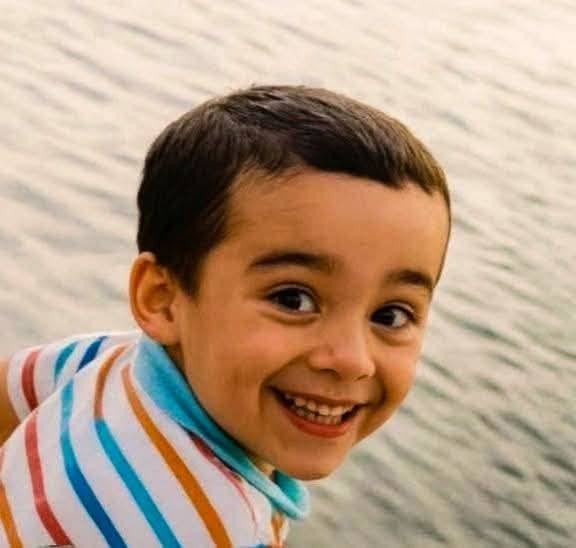 کراچی میں مین ہول میں گرنے والے بچے کی لاش نکالنے والے لڑکے کو پولیس کی جانب سے اعزاز پیش