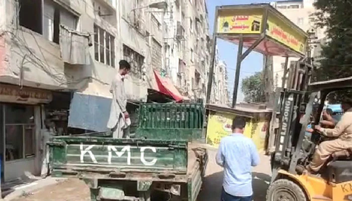 کراچی میں مشتعل افراد کا حملہ، انسداد تجاوزات کا ٹرک نذرِ آتش