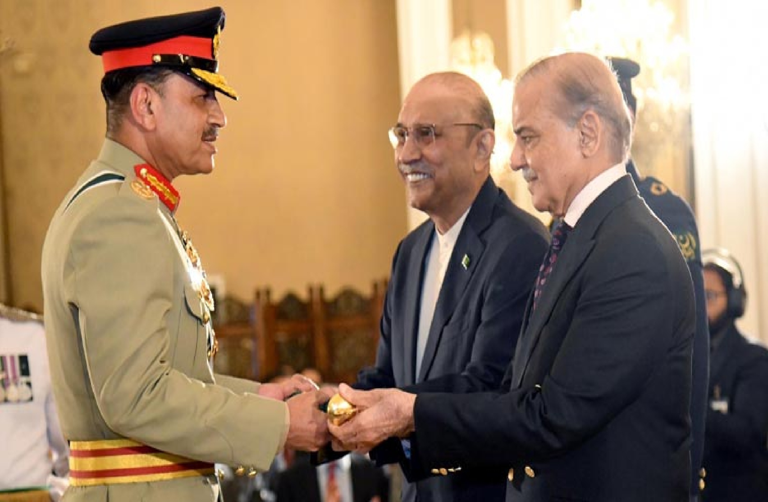 وزیراعظم نے فیلڈ مارشل سید عاصم منیر کی بطور چیف آف آرمی اسٹاف و چیف آف ڈیفنس فورسز تعیناتی کی سمری منظوری کے بعد ایوان صدر بھجوا دی