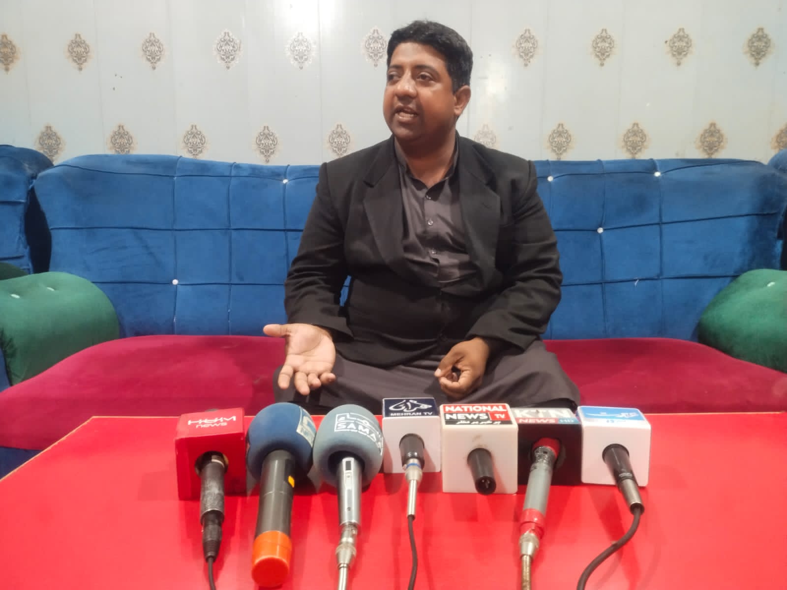 نوشهروفيروز ۾ لائيو اسٽاڪ کاتي جي عملدارن خلاف احتجاج