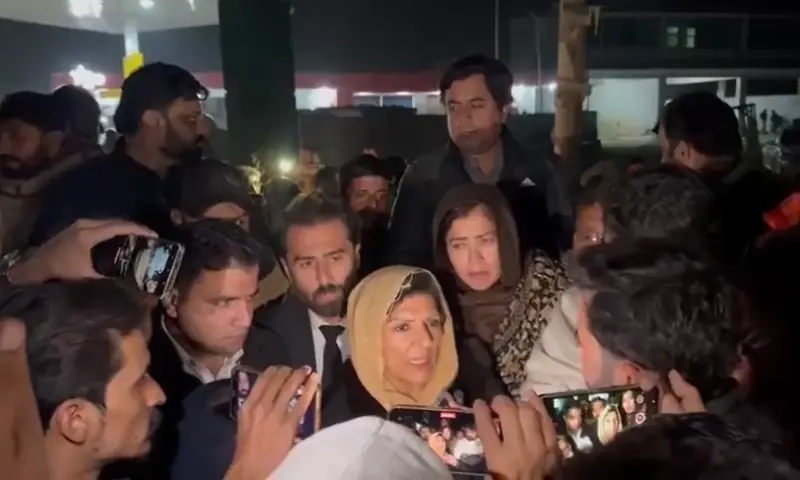 ملاقات کی اجازت نہ ملنے پر عمران خان کی بہنوں نے اڈیالہ جیل کے قریب دھرنا دے دیا