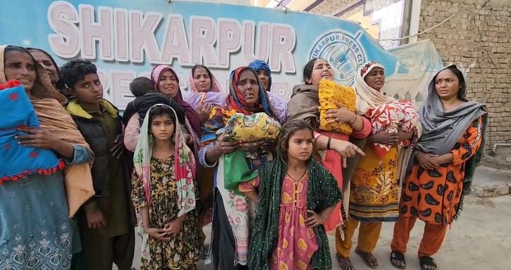 شڪارپور آپريشن ۾ مارجي ويل صابر شيخ جي وارث عورتن جو ٻارڙن سميت احتجاج، آپريشن جڙتو قرار