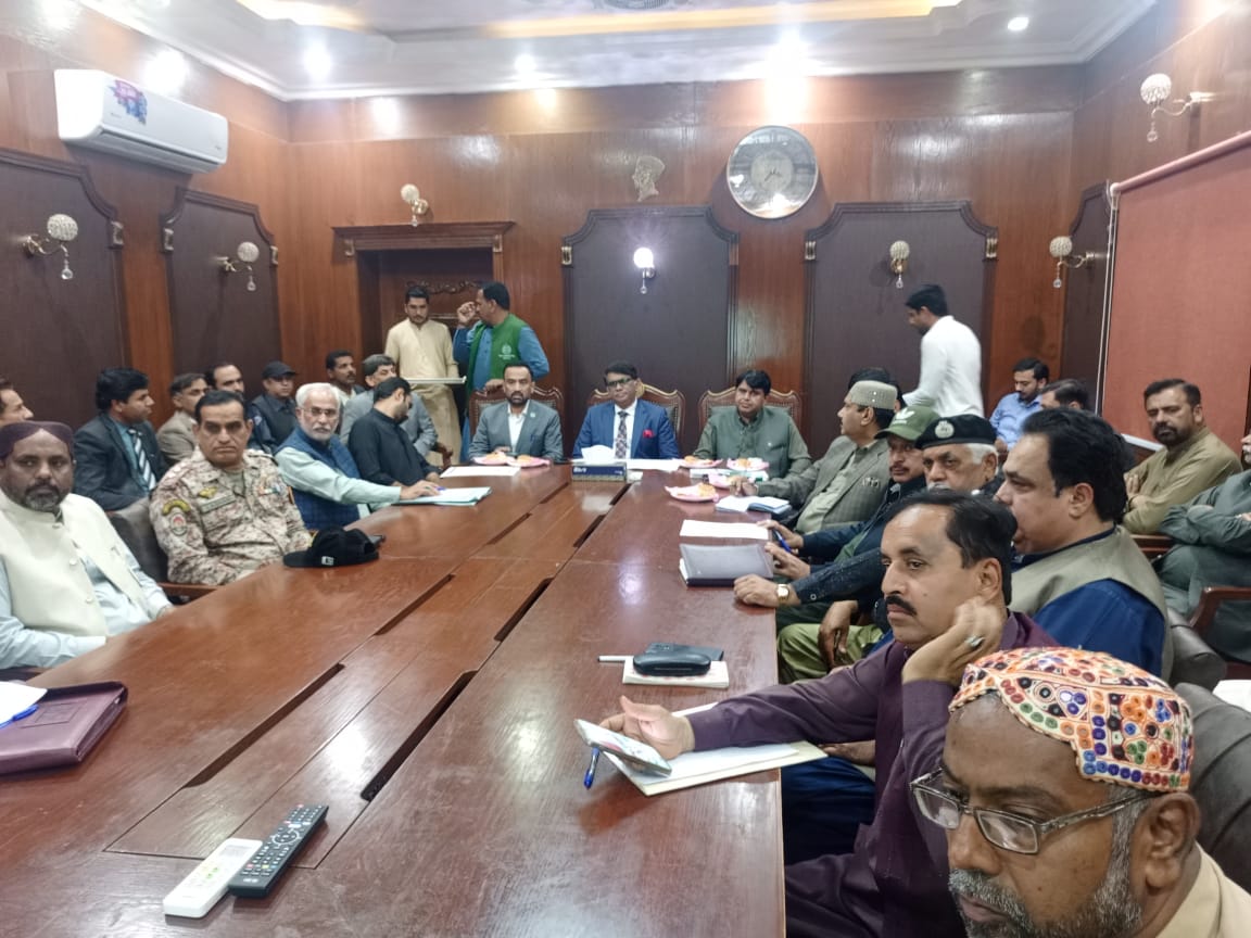 صوبائي اليڪشن  ڪمشنر سنڌ جي شڪارپور ڊپٽي  ڪمشنر آفيس ۾ آفيسرن سان گڏجاڻي