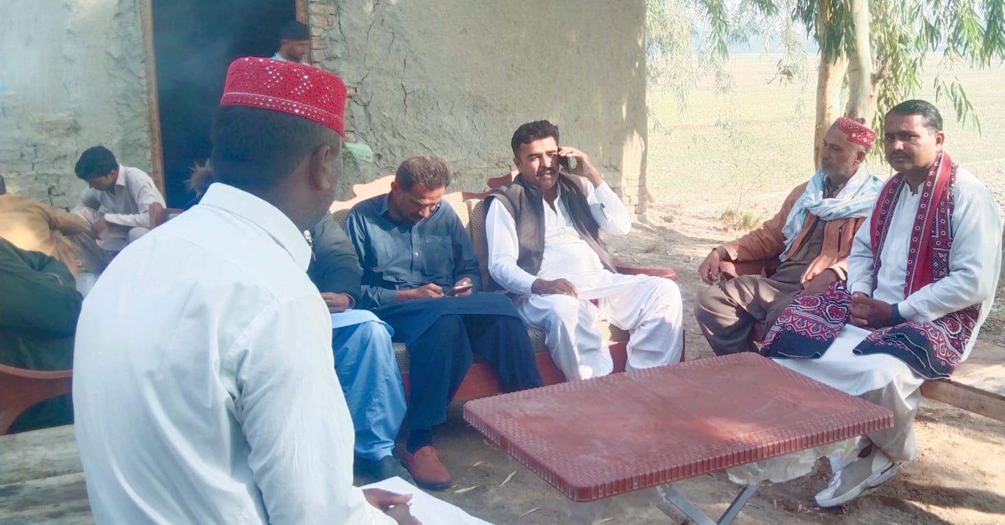 شڪارپور ۾ سماجي اڳواڻ ۽ صحافي احسان جيهو وٽ ميڙ منٿ قافلو پهتو