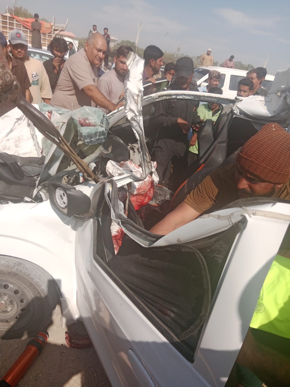 بحریہ ٹاؤن کے قریب کار ٹریلر سے ٹکرا گئی، ایک ہی خاندان کے 3 افراد جاں بحق، 1 زخمی