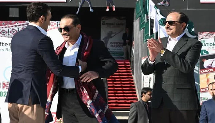 فیلڈ مارشل کو بلاول کا اجرک و ٹوپی کا تحفہ، اسلام آباد کی سیاست میں نئی سرگوشیاں