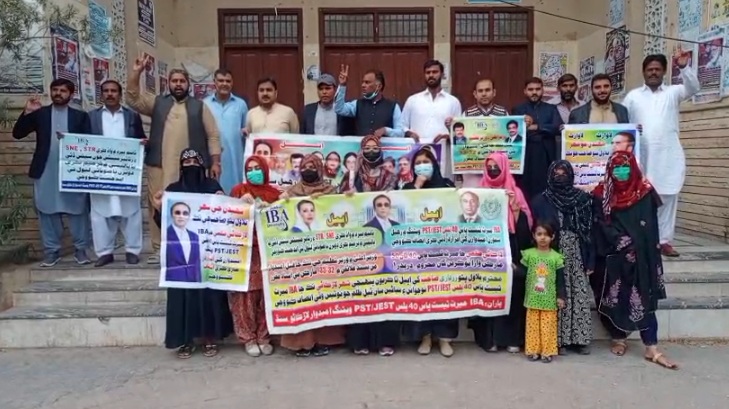 سنڌ جي مختلف شهرن ۾ آءِ بي اي ٽيسٽ پاس اميدوارن جا احتجاجي مظاهرا