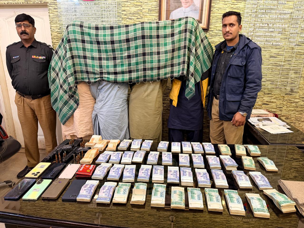 شاهه لطيف  پوليس پاران هڪ ڪروڙ جي ڦر ۾ ملوث مئنيجر سميت 4جوابدارن کي گرفتار ڪرڻ جي دعويٰ