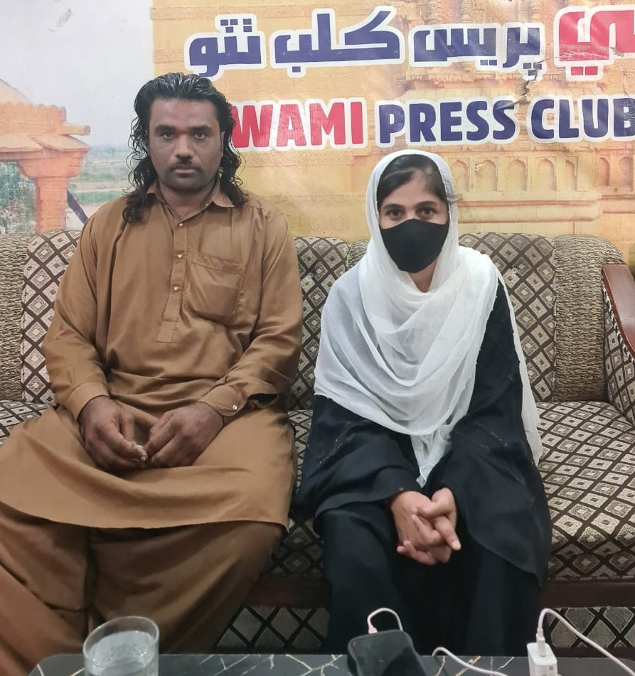 مڪلي جي ڳوٺ علي مراد درس واسڻ ناري جو بااثرن خلاف احتجاجي مظاهرو