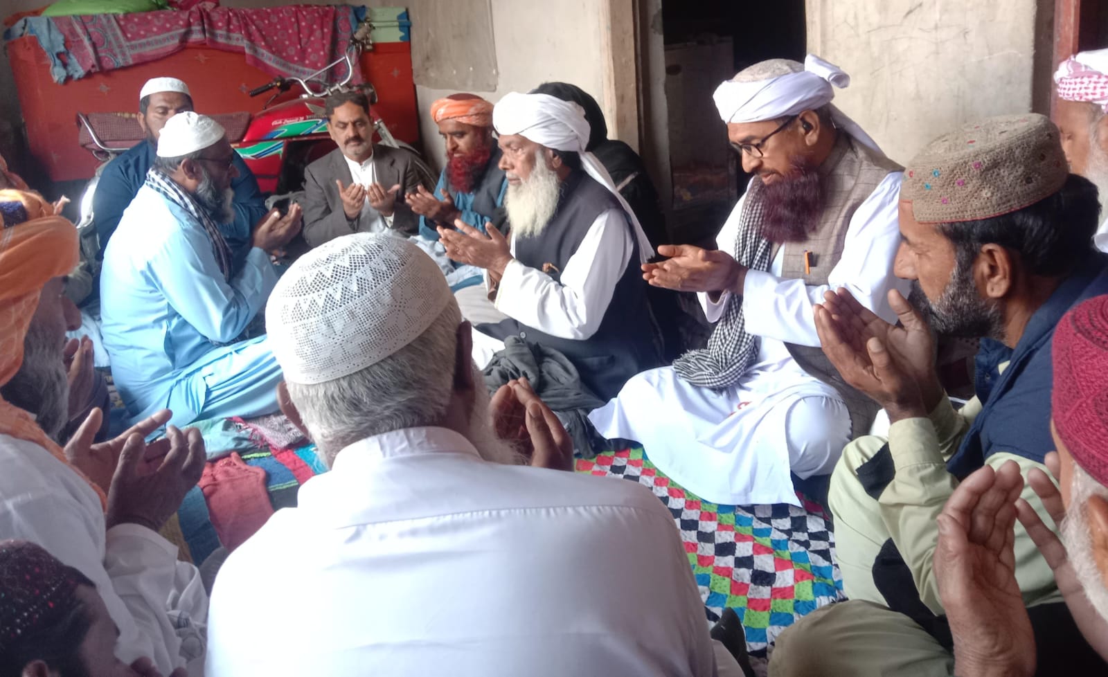 جي يو آءِ وفد جي شڪارپور ۾ قتل ٿيل گهوٽ سميت ٽن ڄڻن جي وارثن سان رستم شهر ۾ تعزيت