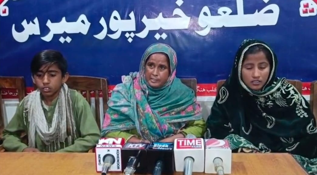 هڱورجا ۾ سوڀوديرو جي ڳوٺ چڪروارياسو واسڻ عورت ڪائونسلر جو پنھنجي مڙس جي مبينا ظلم خلاف ٻارن سميت احتجاج