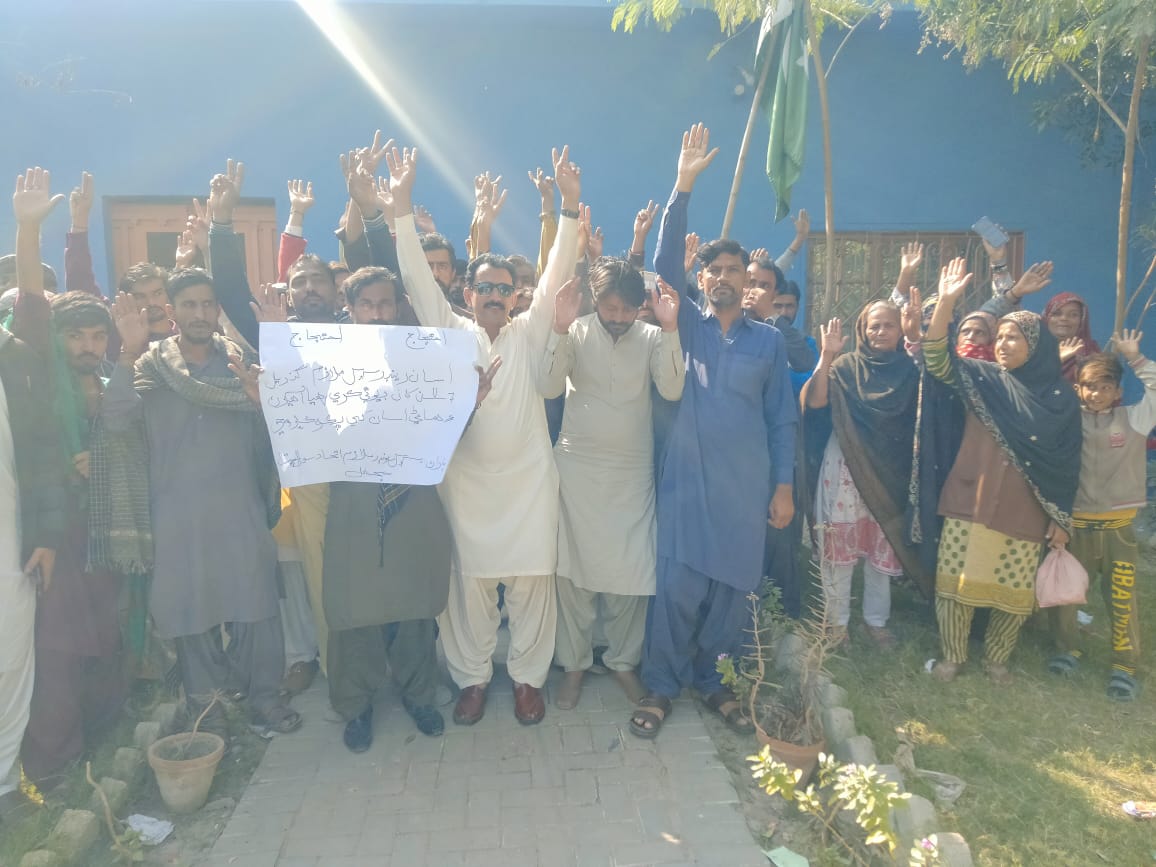 سجاول سول اسپتال ۾ ڊيوٽي ڪندڙ رينڊر سروس ملازمن جو احتجاج