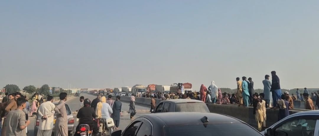 ملير: ميمڻ ڳوٺ پوليس جا دنبا ڳوٺ ۾ ڇاپا، نوجوان نوجوان گرفتار، علائقي واسين جو ڌرڻو