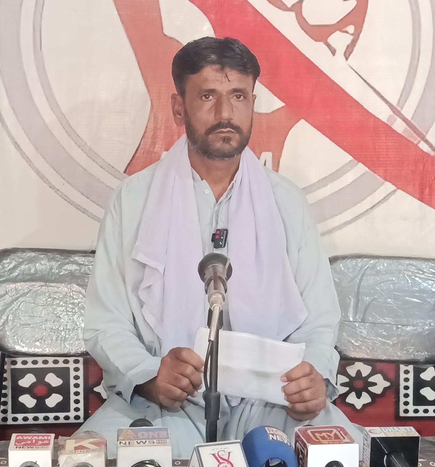 ملير: ڌڻي پرتو موسيٰ ڳوٺ واسي جو ويڳن ڀائرن خلاف احتجاج