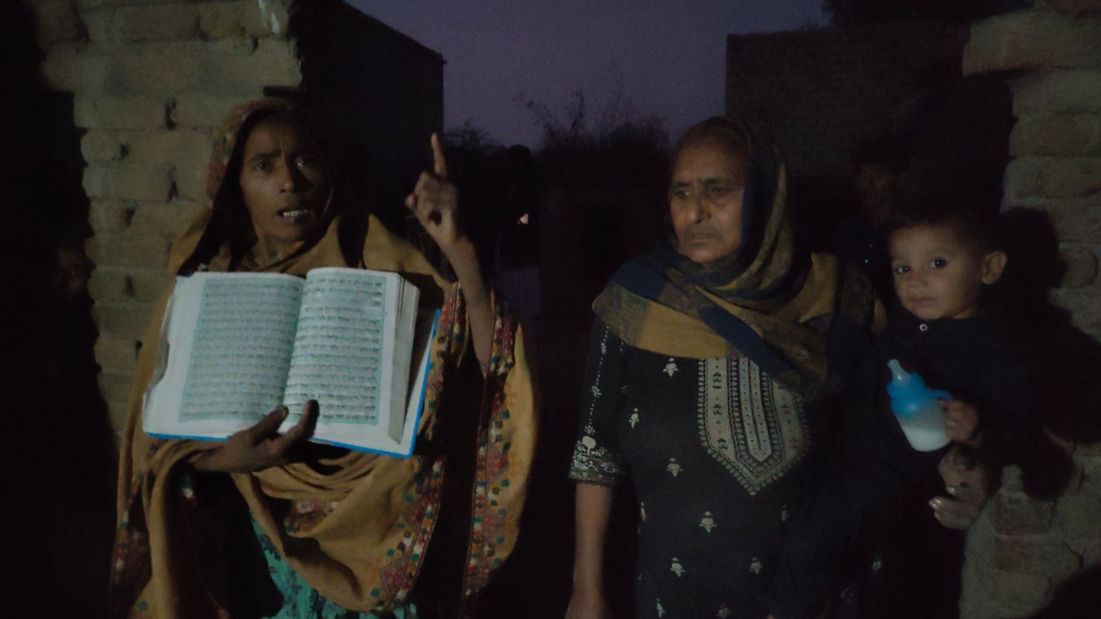 نوشهروفيروز ويجهو ڳوٺ محمد عرس ڀٽي واسي عورتن جو پوليس خلاف احتجاج