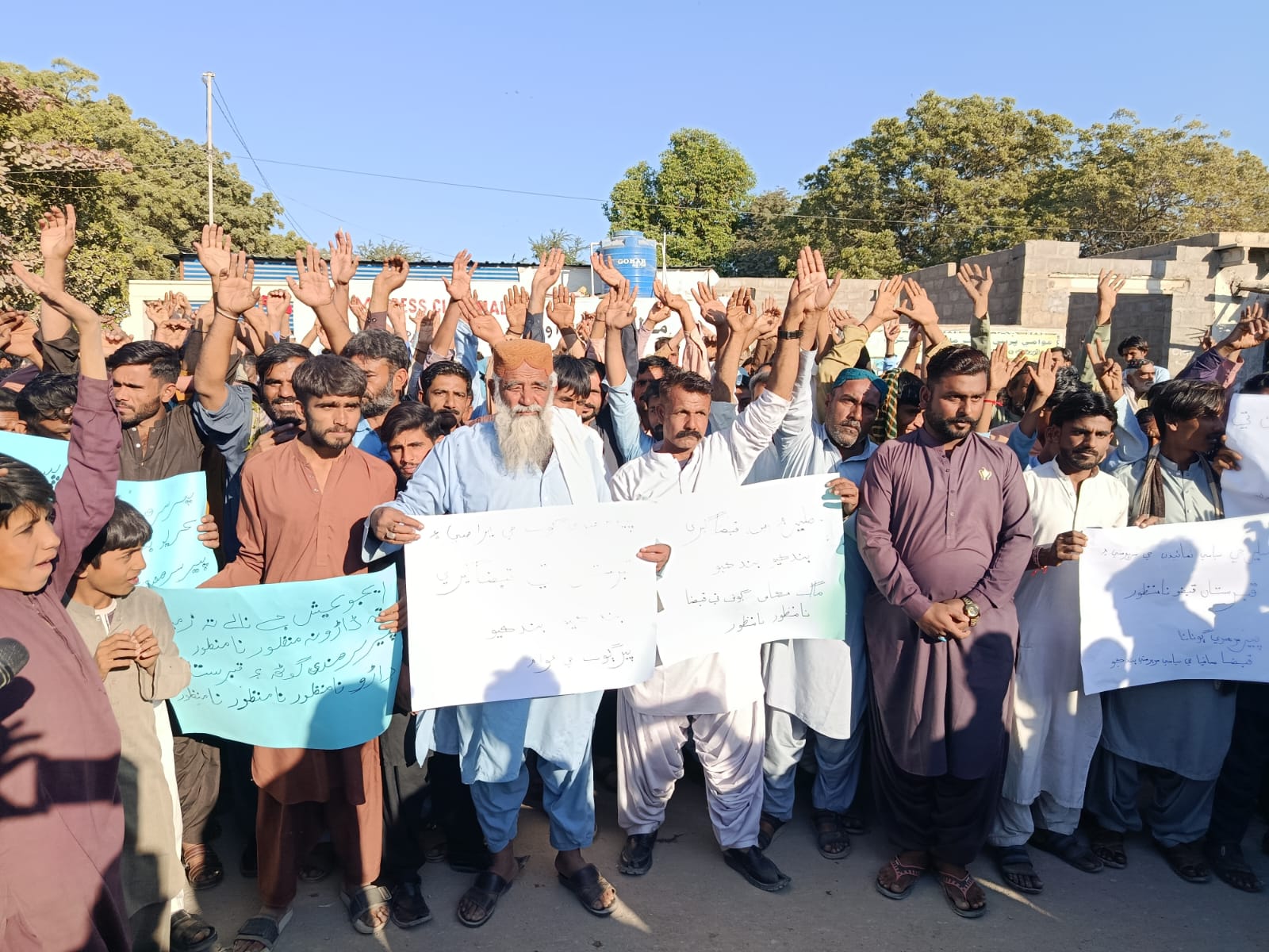 ملير: پير سرھندي ڳوٺ جي زمين ۽ قديم قبرستان تي مبينا قبضي خلاف احتجاج