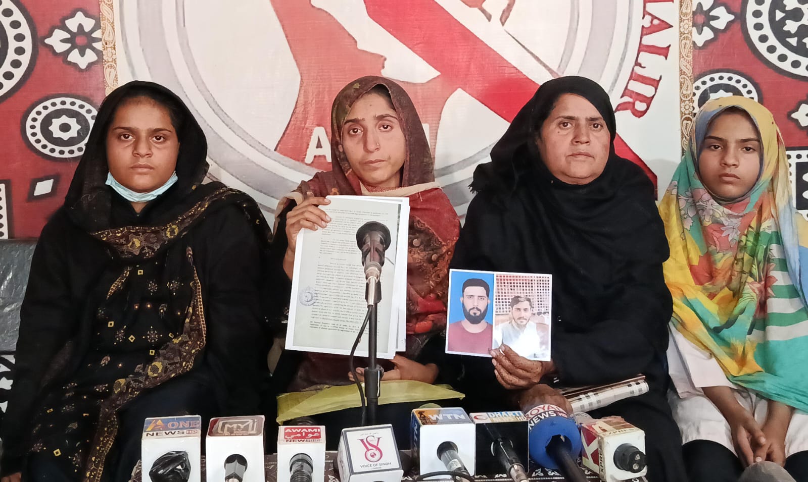 پپري واسڻ عورت جو ملير ۾ اڳوڻي مڙس جي مبينا زيادتين خلاف احتجاج