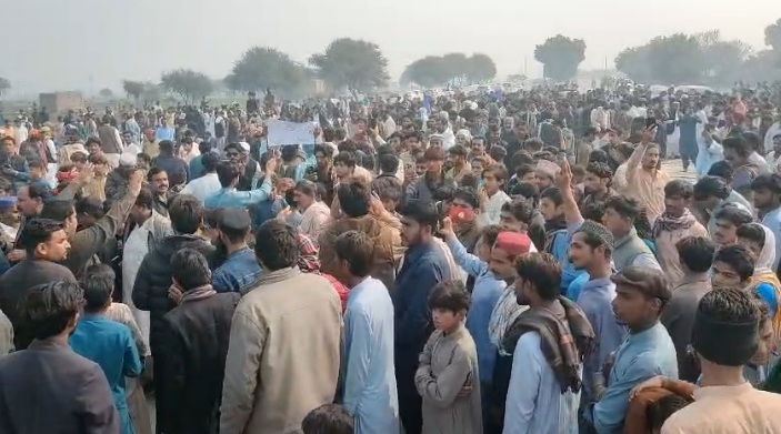 دادو پولیس کے ہاتھوں مارے گئے نادر جمالی والے واقعے کے خلاف انڈس ہائی وے پر دھرنا