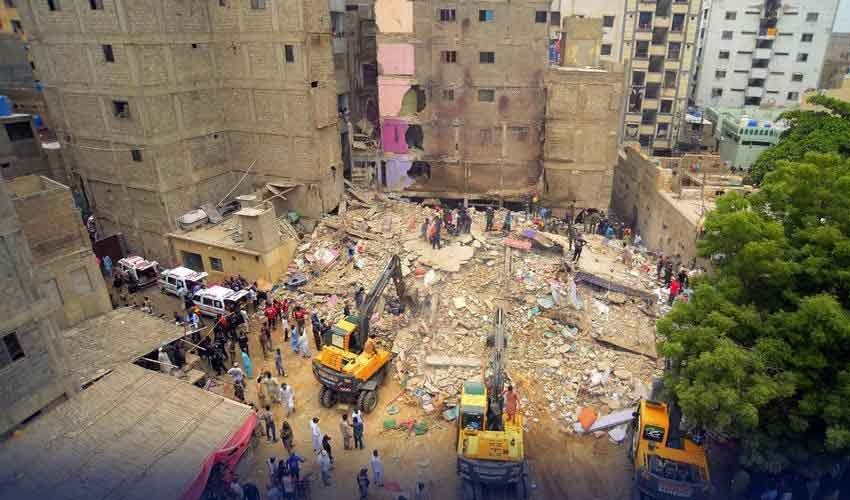 کراچی: لیاری میں زلزلے کے بعد عمارتوں میں خوف و ہراس، شہری پریشان