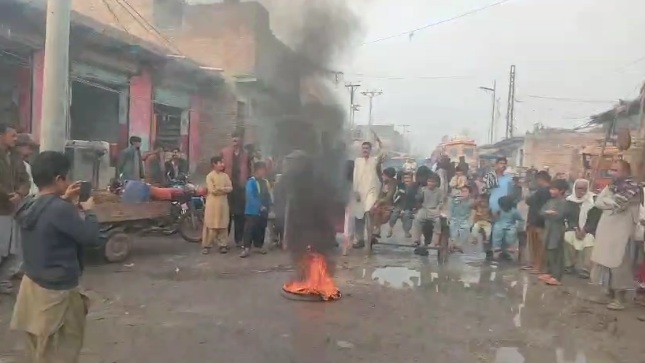 شهدادڪوٽ ۾ شهرين جو قبو سعيد خان روڊ تي ٽائر ساڙي ڌرڻو