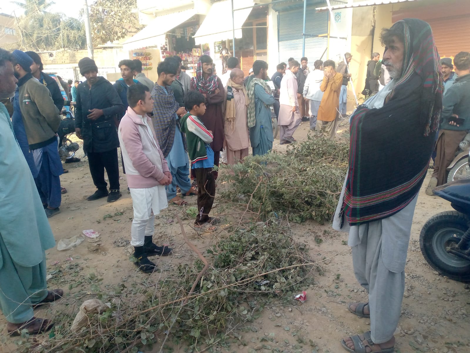 ملیر: اولڈ تھانہ اور آس پاس کے علاقوں میں ایک مہینے سے بجلی بند، عوام کا دھرنا