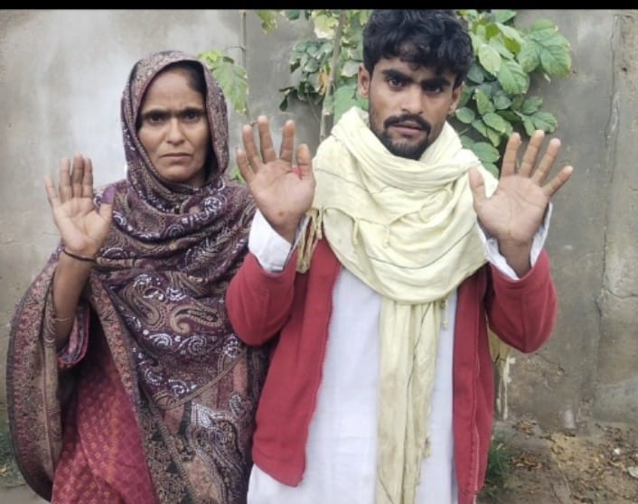 نوشہروفیروز میں مورو کے رہائشی ماں بیٹے کا پولیس کے خلاف احتجاج، دو بھائیوں کو زبردستی اٹھا کر نامعلوم مقام پر منتقل کرنے کا الزام