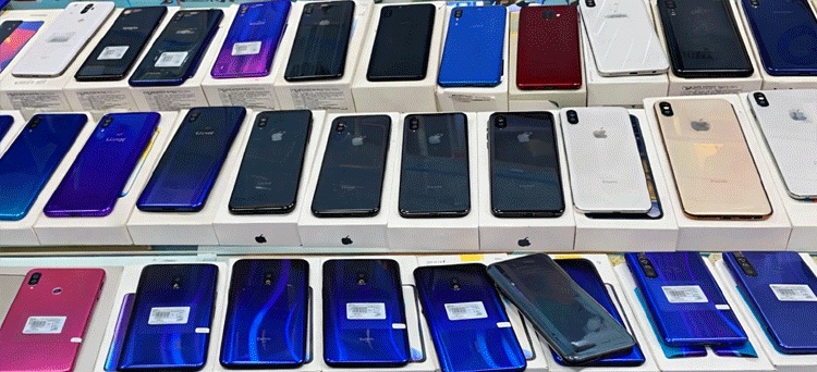 موبائل شوقین افراد کے لیے خوشخبری، 4 بڑے برانڈز کے 62 ماڈلز سستے ہونے والے