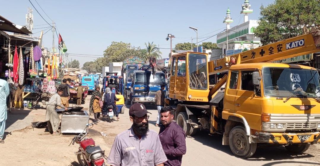 رزاق آباد سميت 6 ڳوٺن کي ڳنڍيندڙ رستي تي وڏين مال بردار گاڏين جو آزار