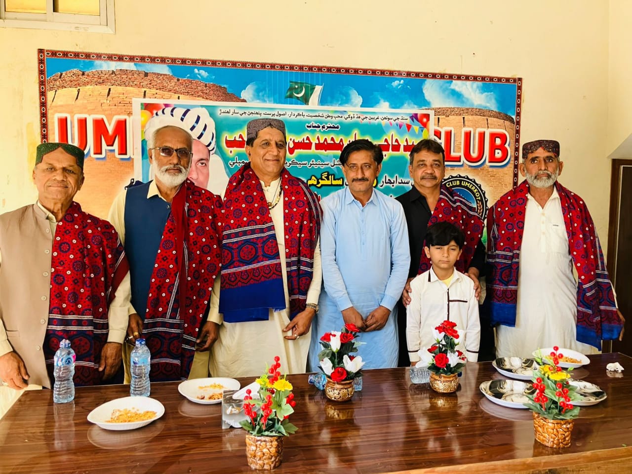 عمرڪوٽ پريس ڪلب ۾ حاجي ميان محمد حسن شاهه جي سالگرهه تقريب، ڪيڪ ڪٽيو ويو