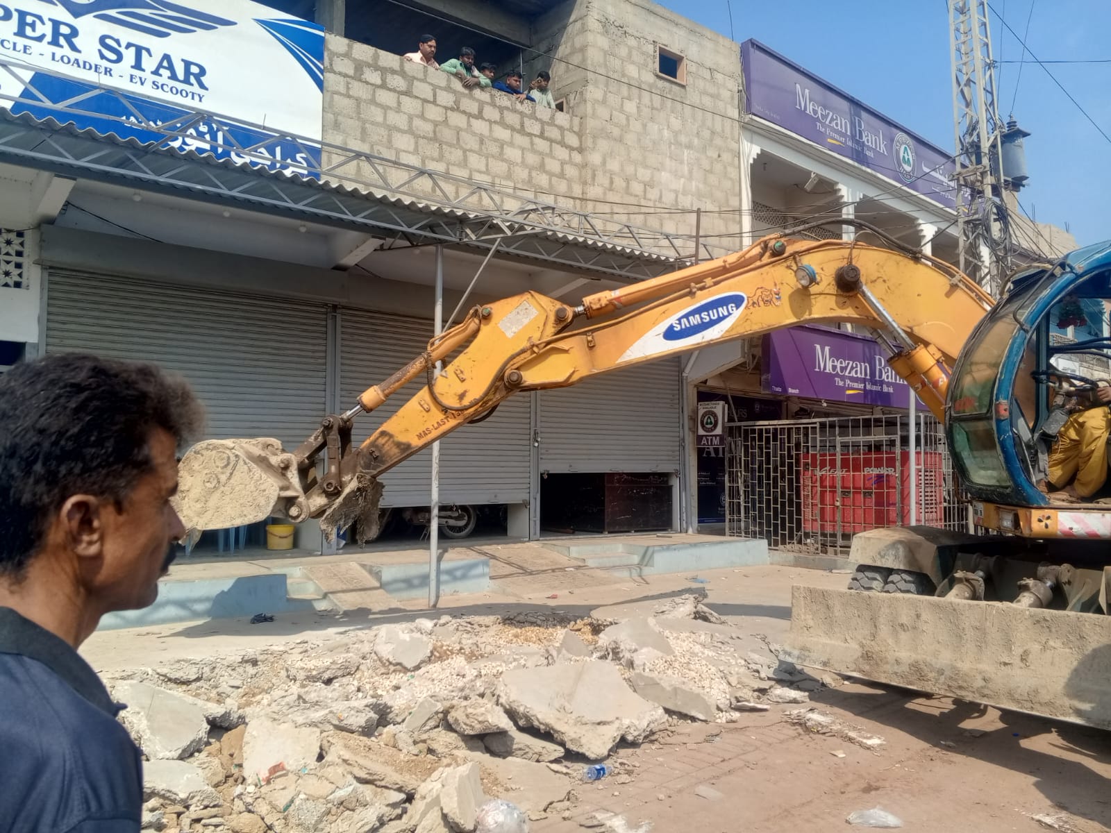 ٺٽي شهر جي مين اسٽاپ تان حددخلين جي خاتمي لاءِ انتظاميه جو آپريشن