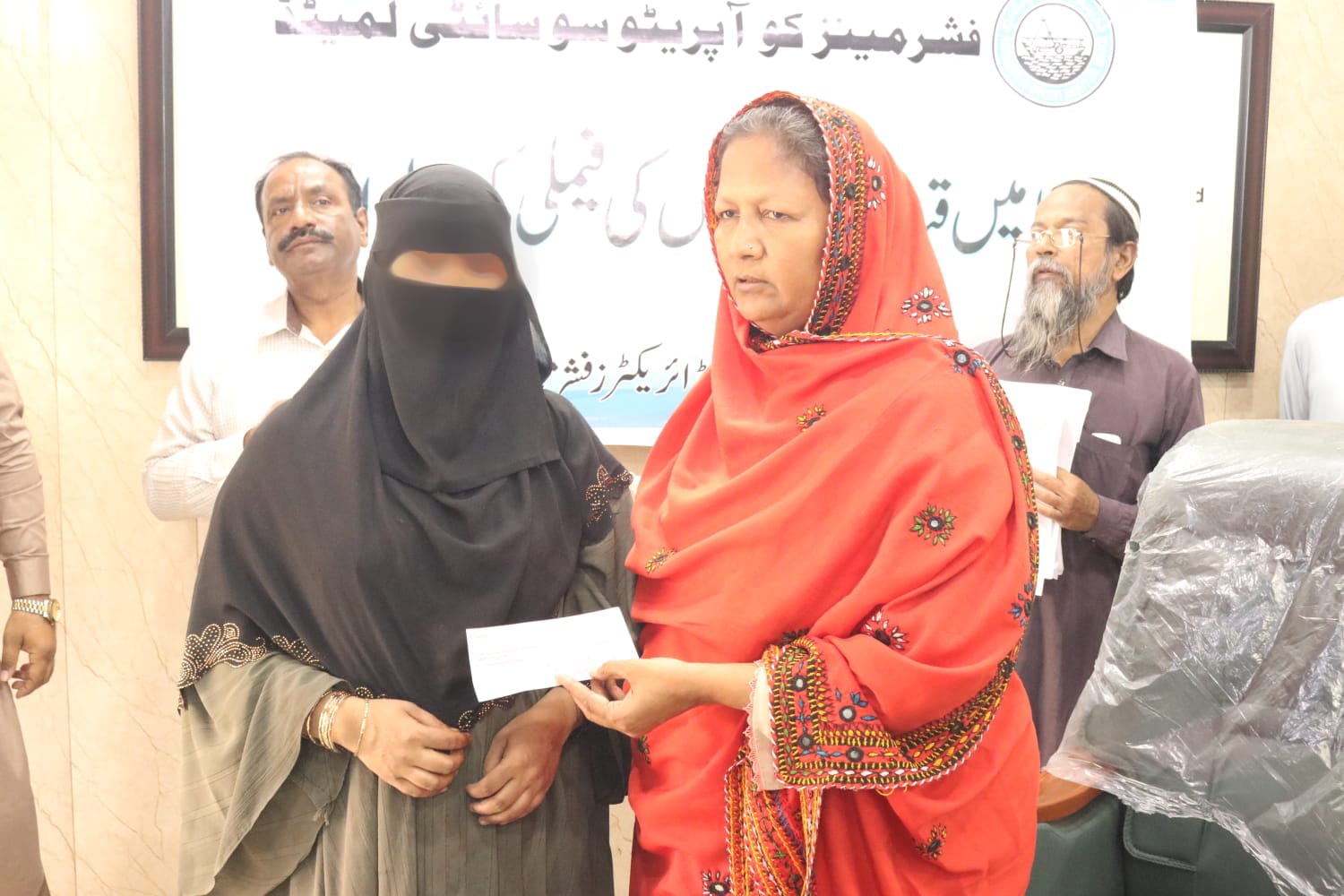 ڀارتي جيلن ۾ قيد پاڪستاني مهاڻن جي جي وارثن ۾ امدادي چيڪ ورهائڻ جي تقريب منعقد