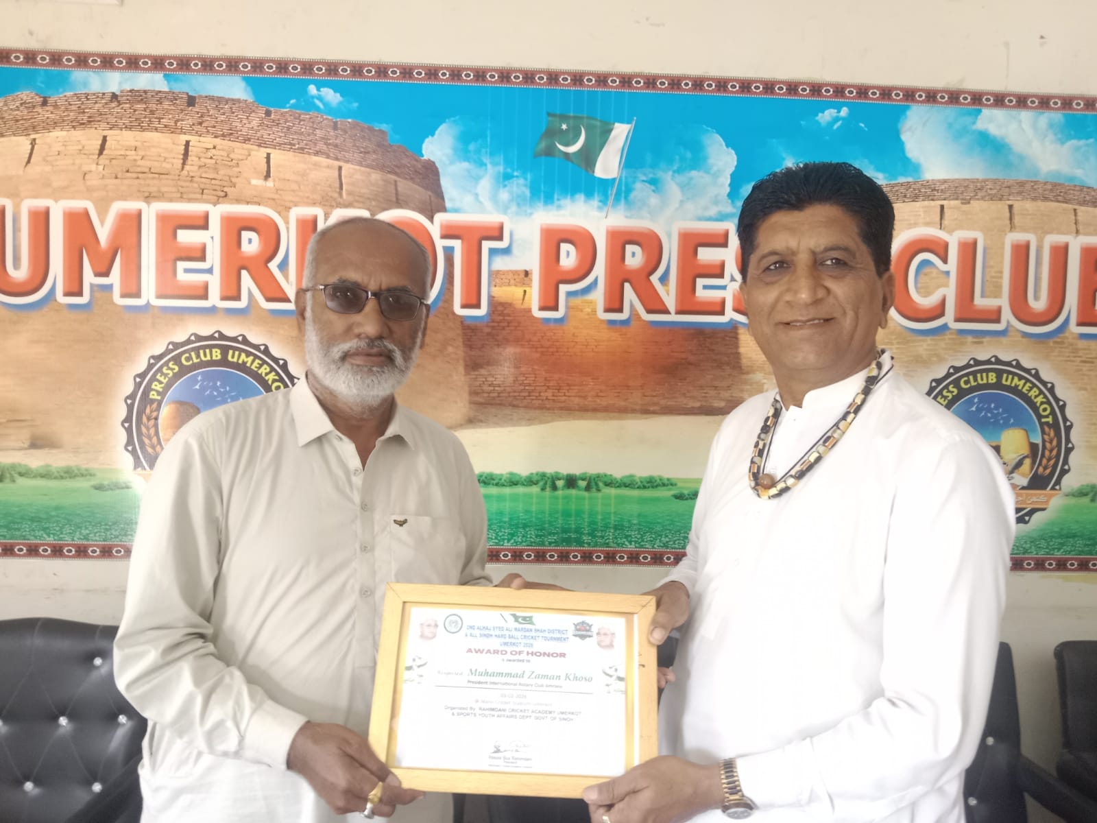 عمرڪوٽ رحيمداڻي ڪرڪيٽ اڪيڊمي پاران محمد زمان کوسو کي حسنِ ڪارڪردگي ايوارڊ ڏنو ويو