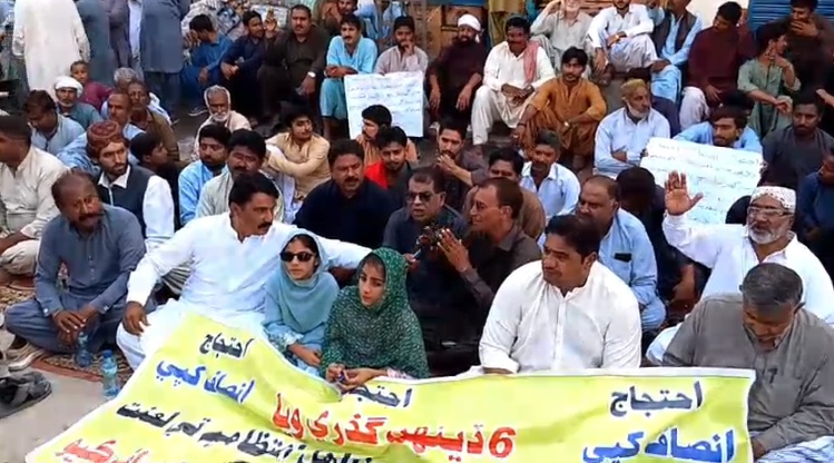 رانی پور میں شہری کے گھر ڈکیتی کے ملزمان کی عدم گرفتاری پر ریلی اور دھرنا